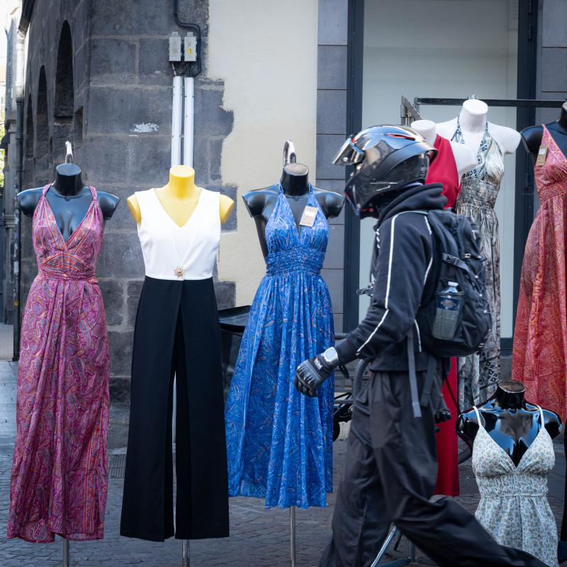 Motard passant devant des mannequins