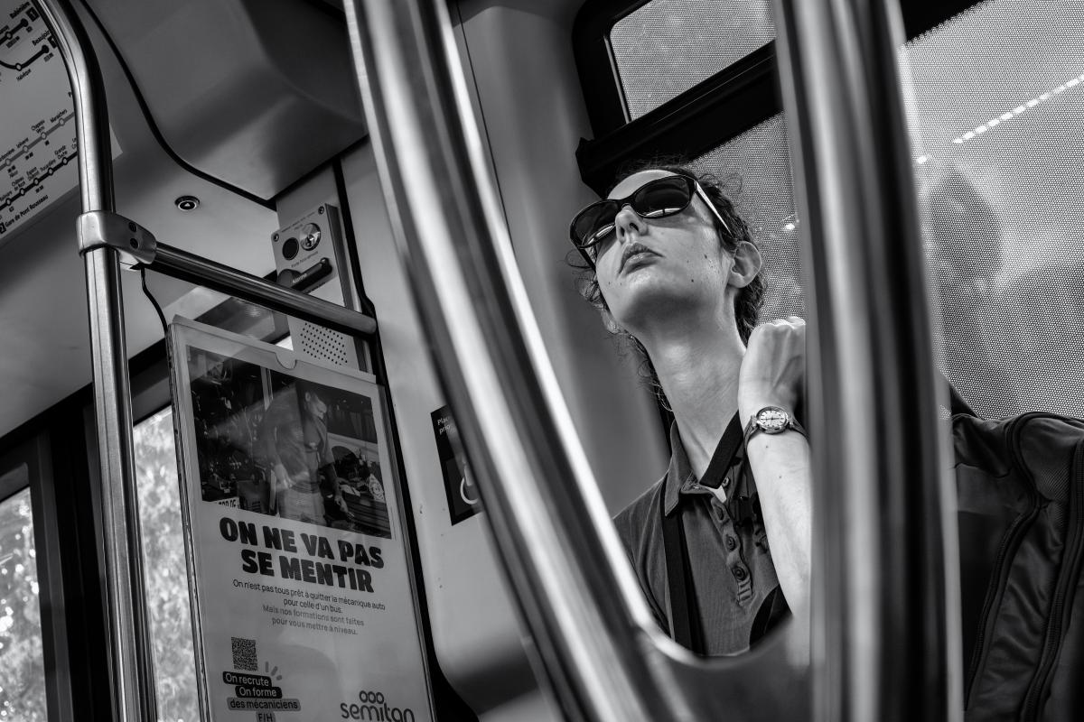 Photo d'une femme prise dans le tramway de Nantes