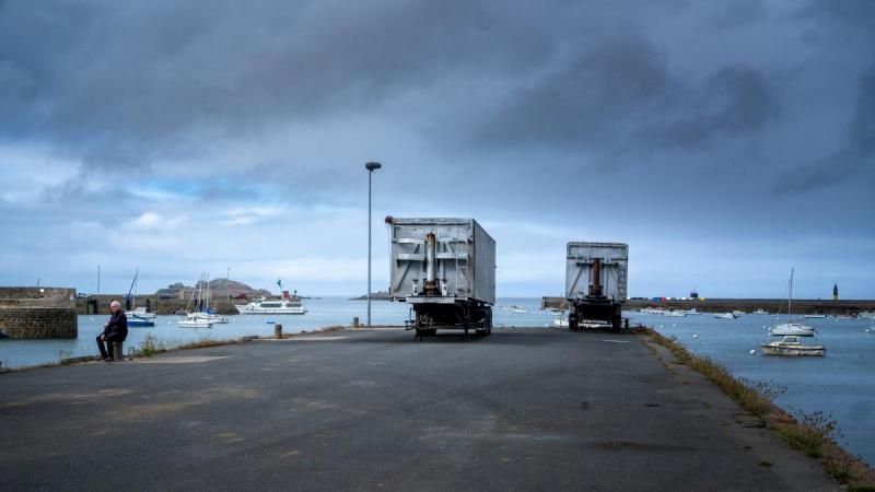 Jetée de Roscoff - Deux remorques de camion et un vieil homme