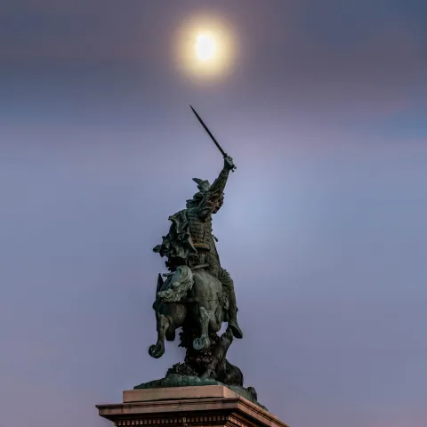 Statue de Vercingétorix à Clermont-Ferrant à l'heure bleue sous la lune