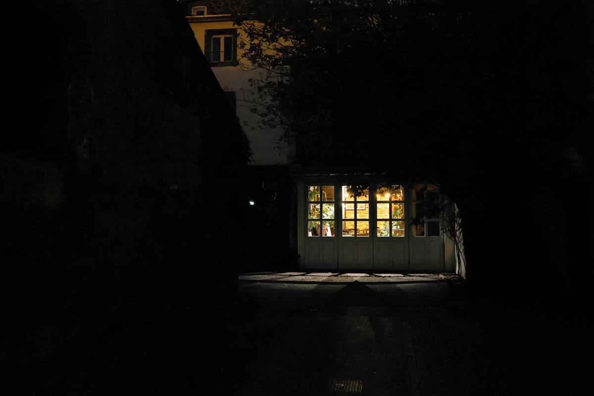 Fenêtre éclairée dans la nuit