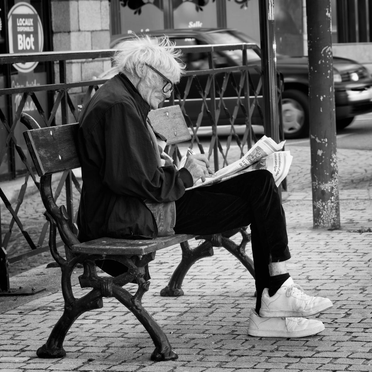 homme lisant son journal