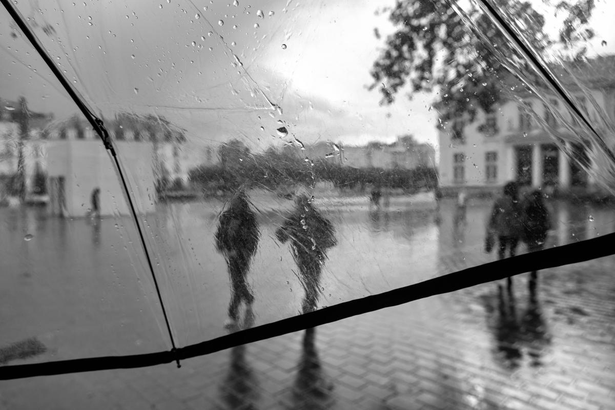 Scène de rue au travers du parapluie