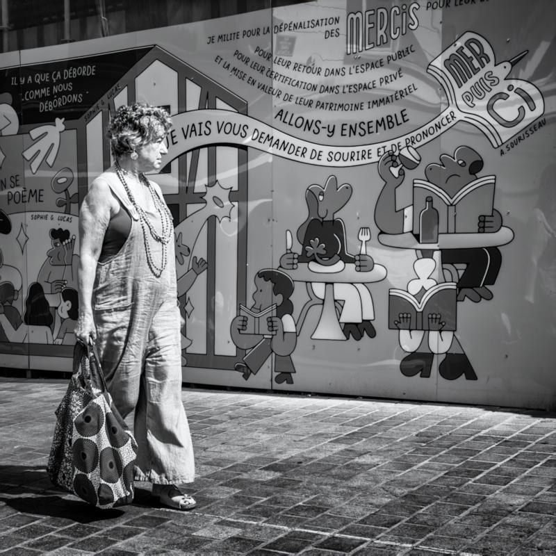 Femme passant devant la maison de la poésie