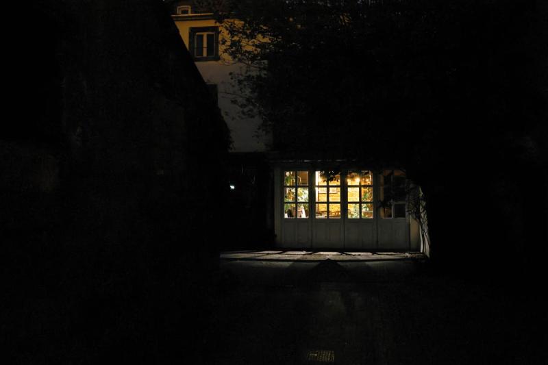 Fenêtre éclairée dans la nuit