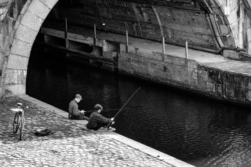 Deux jeunes pêcheurs au bord du Canal