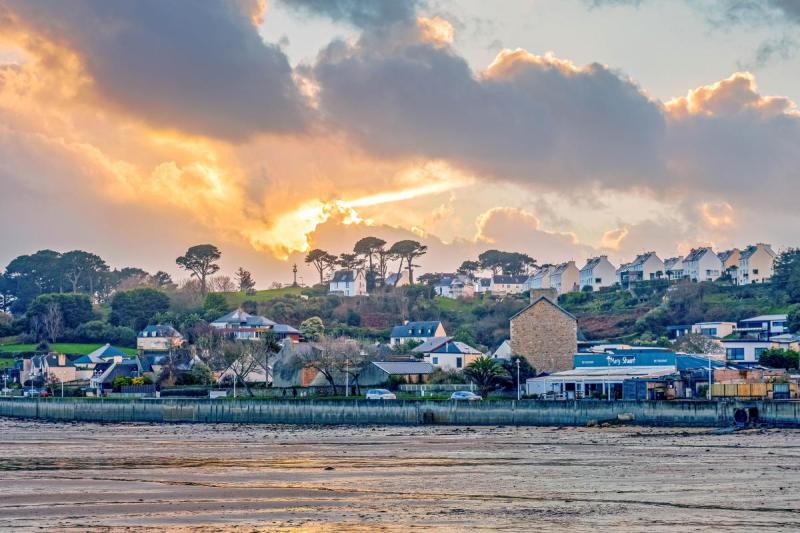Plage de Saint-Pol-du-Léon au coucher du soleil
