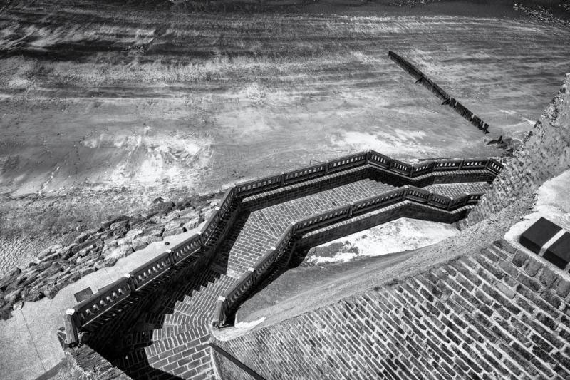 escaliers menant à la plage de Villerville, vue de haut, en noir et blanc