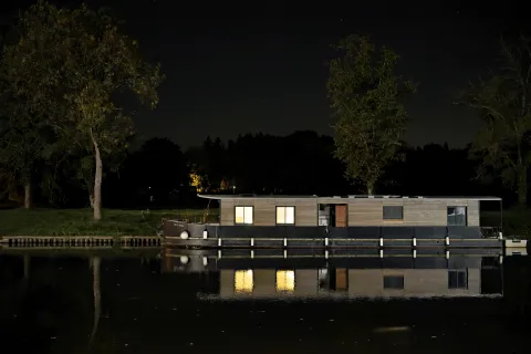 péniche la nuit dans le port de Blain
